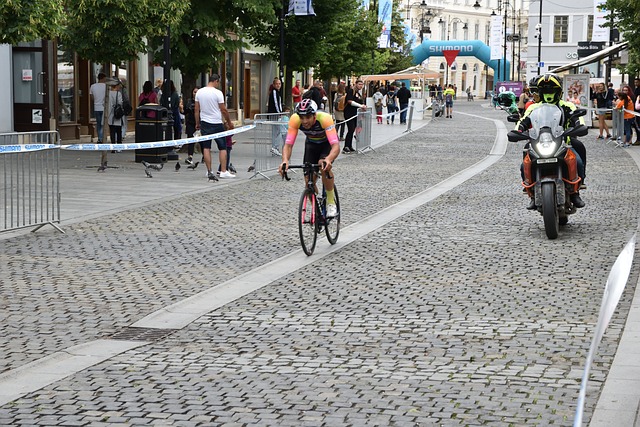 为之侧目 为之侧目